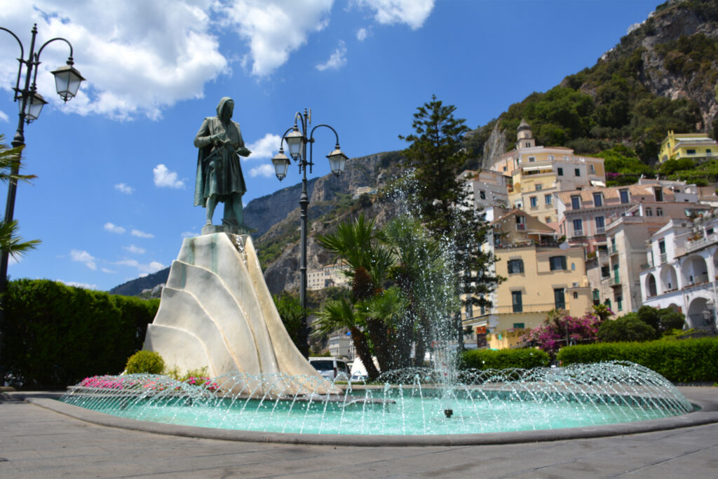 Fontana con statua di Flavio Gioia